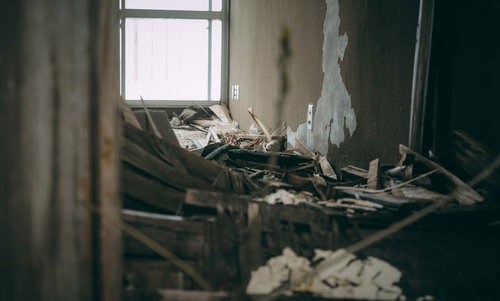 もう戻らない思い出と部屋、倒壊した廃墟の薄暗い室内