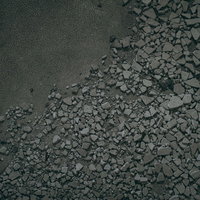 落盤したコンクリートの破片と砂利が散らばる地面の写真