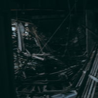 廃墟の中、必死に逃げ惑う人物 - 瓦礫散乱の暗闇の写真