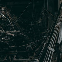 かつて人が居たのが信じられない瓦礫の山と化した廃墟の写真