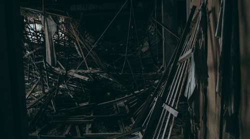 かつて人が居たのが信じられない瓦礫の山と化した廃墟