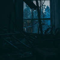 静かに朽ち果てていく廃墟の部屋の風景と時間の痕跡の写真