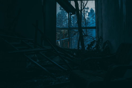 静かに朽ち果てていく廃墟の部屋の風景と時間の痕跡