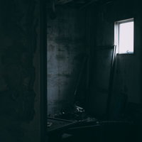 孤独な部屋に差し込む光、廃墟の窓から差す昼光と瓦礫の風景の写真