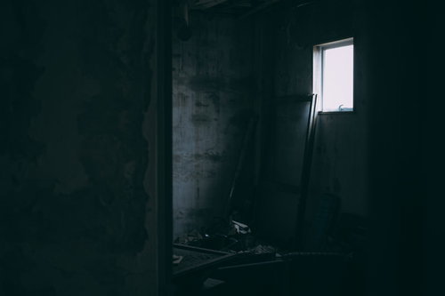 孤独な部屋に差し込む光、廃墟の窓から差す昼光と瓦礫の風景
