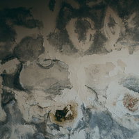 呪いのようにペンキが剥がれた古い壁のテクスチャの写真