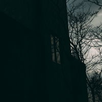 辿り着いた不気味なほど静かな建物のシルエットの写真