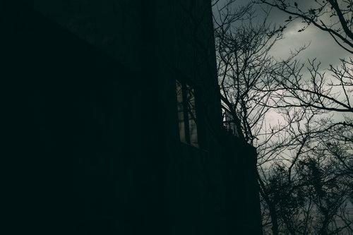 辿り着いた不気味なほど静かな建物のシルエット