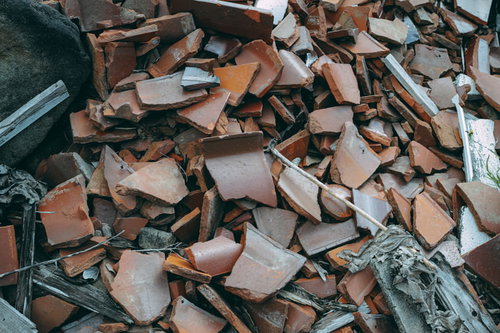 割れた植木鉢が粉々に積み重なる山 廃棄・リサイクル