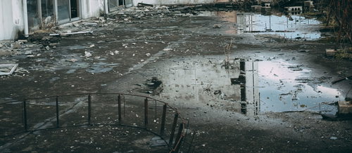 忘れられた景色を無情に映す水たまりと瓦礫