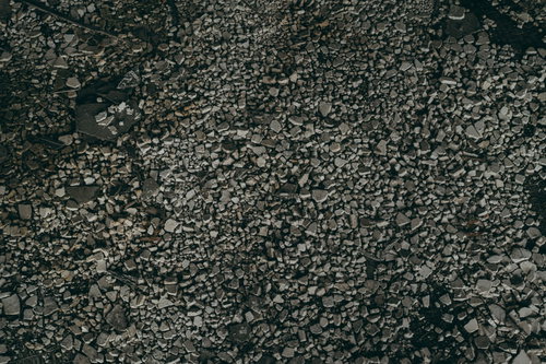 敷き詰められた灰色のアスファルトの粗いテクスチャー