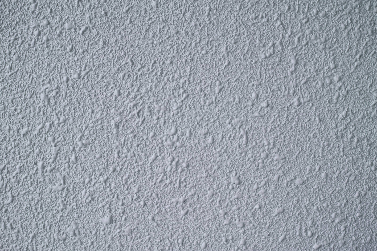 グレーに塗装された外壁の細かな凹凸テクスチャー