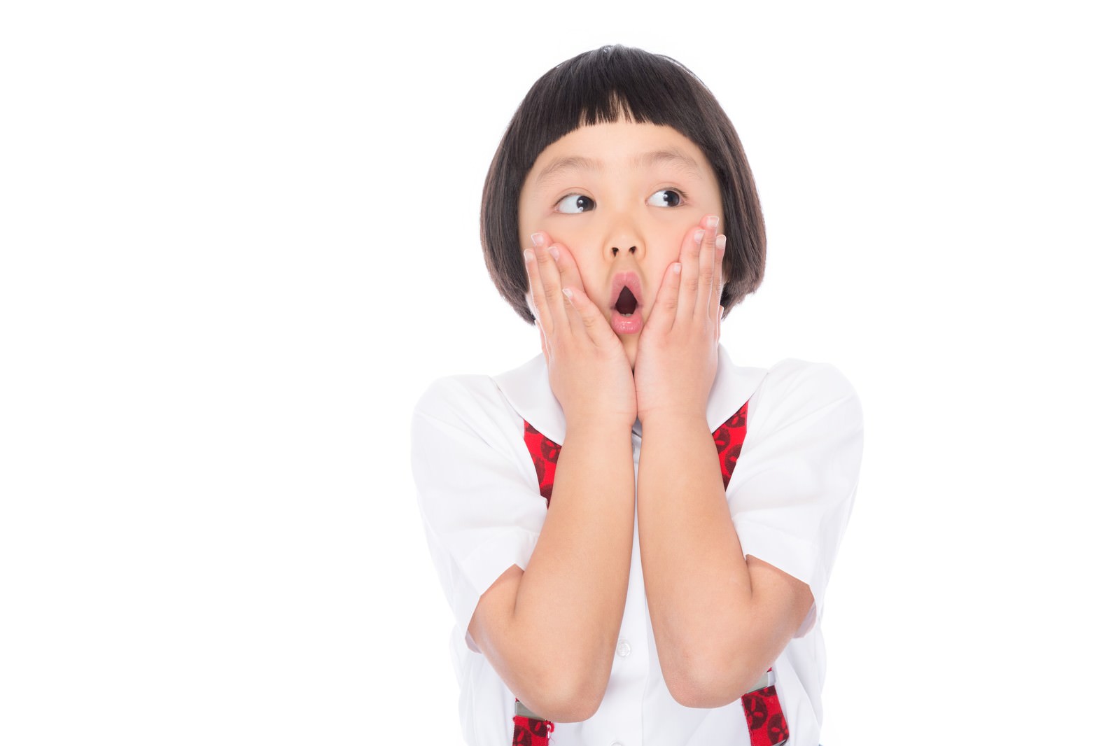 驚いて両手を頬にあてる前髪パッツンの女の子が白と赤の衣装を着ている［モデル：ゆうき］