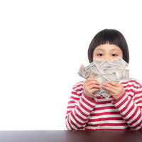 お年玉が札束だった時の子どもの驚きの表情と反応の写真