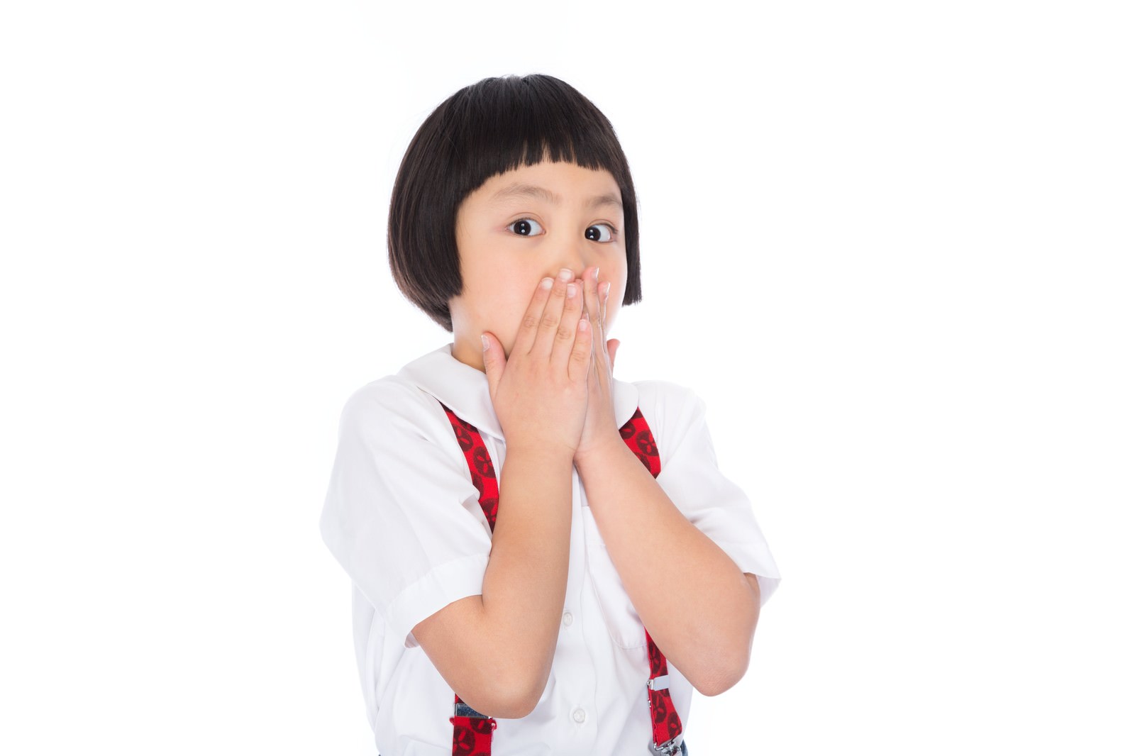 黒いおかっぱ頭で両手を口元に当て、目を大きく開いて驚く表情の女の子［モデル：ゆうき］