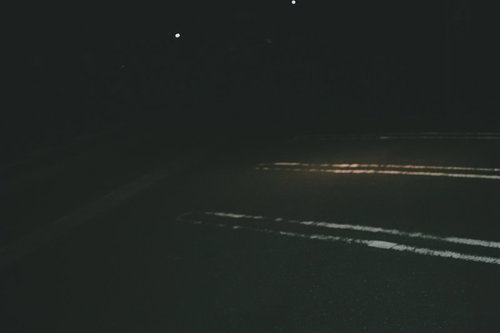 深夜の駐車場に白線で区切られた駐車スペース