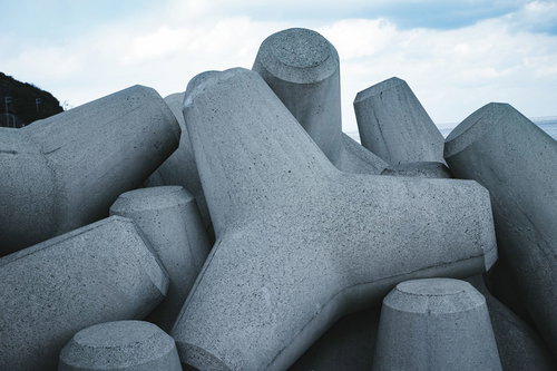 海岸の防波堤に積み上げられた消波ブロック