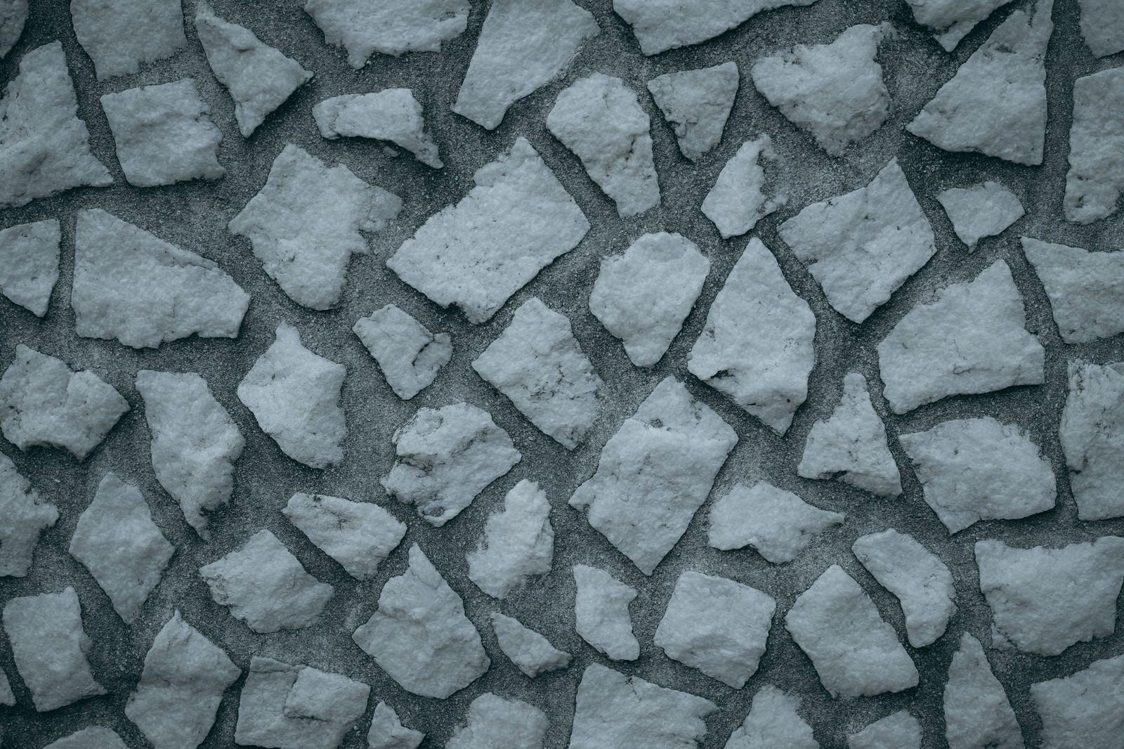 グレーの石が不規則に組み合わされた石垣の壁面