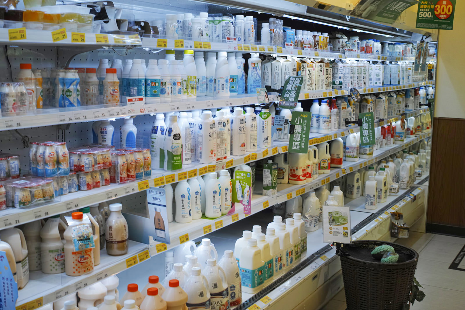 台湾のコンビニで冷蔵棚に陳列された乳飲料売り場