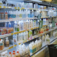 台湾のコンビニの乳飲料売場の冷蔵棚陳列の写真