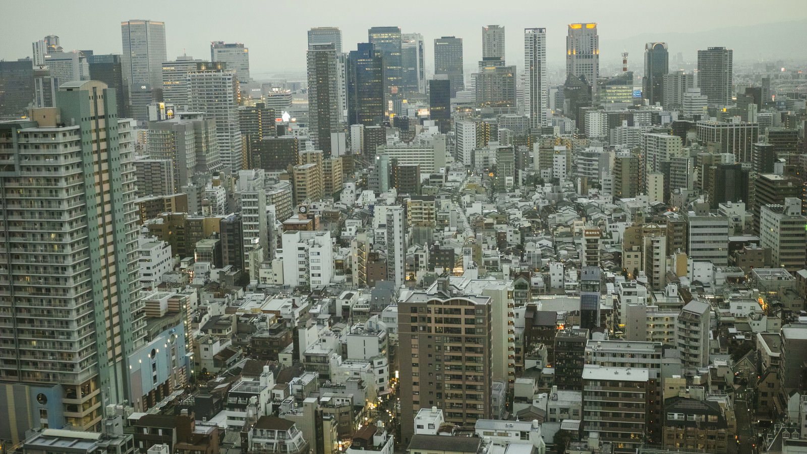 夕暮れの都心ビル群と街並みを俯瞰した風景