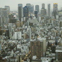 夕暮れ時の都心ビル群と街並み、昼から夜への移り変わりの写真