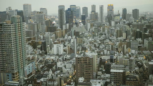 夕暮れ時の都心ビル群と街並み、昼から夜への移り変わり