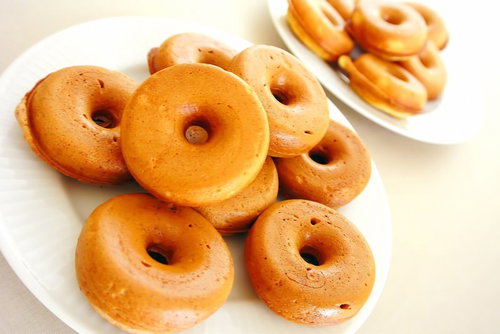 焼き色がきれいに付いた丸い焼きドーナツの接写