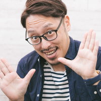 「やぁ！キッズのみんなこんにちは！」と挨拶する人気者の写真