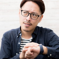 放送開始時刻をチェックするユーチューバーの男性の写真