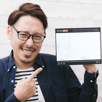 人気者なりきりミラーであなたも手軽に人気ユーチューバー姿の写真