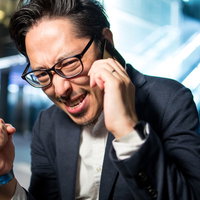 長かった商談の末、ついに受注が決まった瞬間にガッツポーズする男性の写真