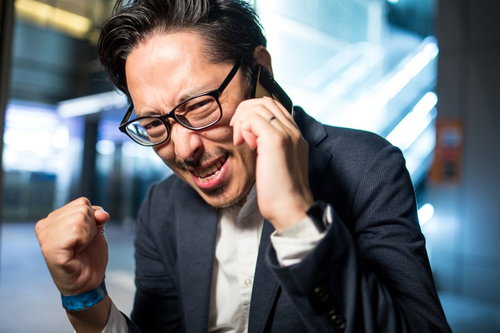 長かった商談の末、ついに受注が決まった瞬間にガッツポーズする男性