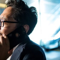 深夜に赤字決算が発表され、夜間取引で売りをかけるも買いがつかない男性の写真