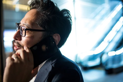 深夜に赤字決算が発表され、夜間取引で売りをかけるも買いがつかない男性