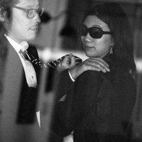 就業後の会議室スクープ、黒縁眼鏡の男性とサングラスの女性の密会の写真