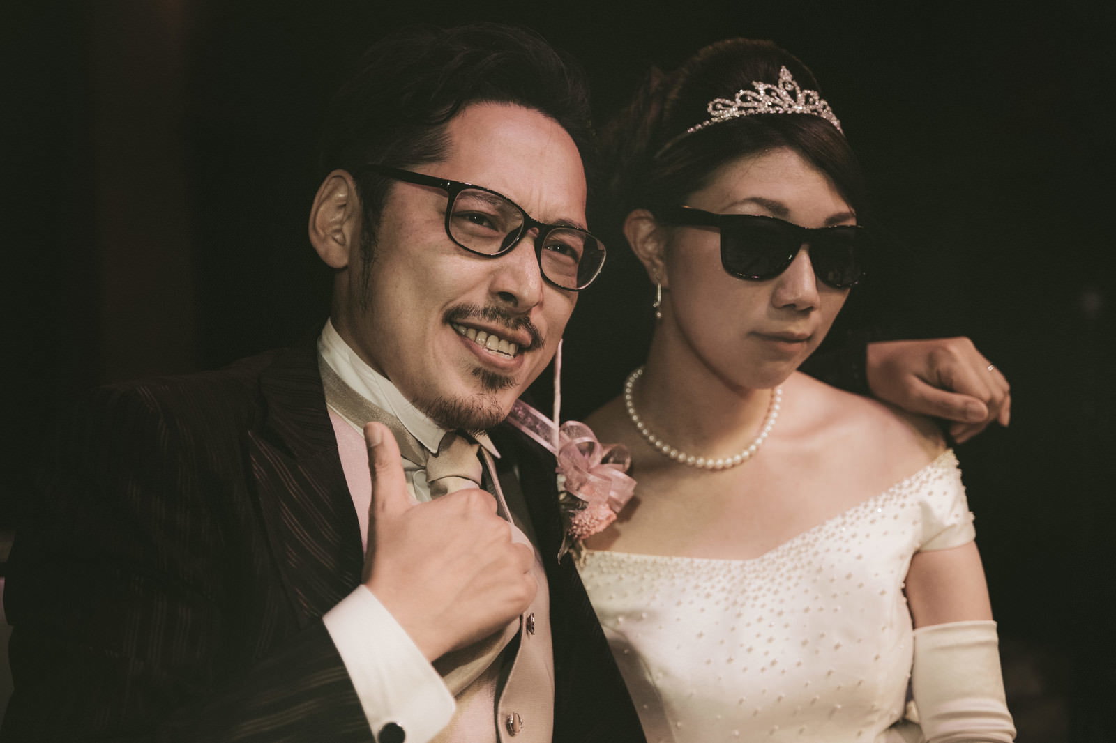 スーツとウェディングドレスの新郎新婦が並ぶ