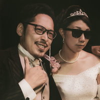 お忍びでゴールインした新郎新婦の夜の密会の写真