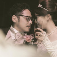 「今日の俺のネクタイ、決まってるだろ......」と新婦に語りかける新郎。の写真