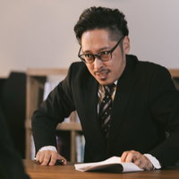 会議で先方が憤慨して交渉決裂、スーツ姿の男性ビジネスマンの写真