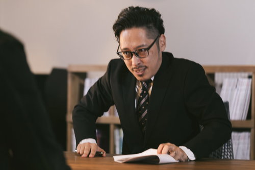 会議で先方が憤慨して交渉決裂、スーツ姿の男性ビジネスマン