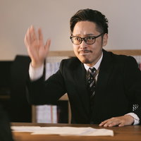 質問する度に早押しする元クイズ王のスーツ姿の男性の写真