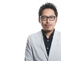飄々と会議に遅れてきたデザイナー部長、眼鏡姿でオフィスに登場の写真