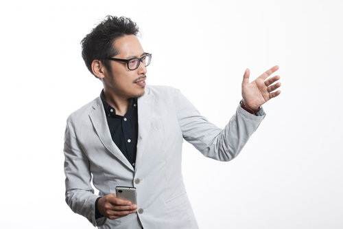 「このサービスいいと思いませんか？」と１人でスピーチの練習をしている上司