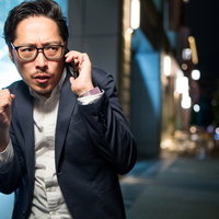 自分だけ二次会に呼んでもらえなかった男性が電話で朗報を受けるの写真