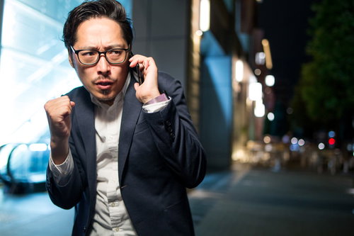 自分だけ二次会に呼んでもらえなかった男性が電話で朗報を受ける