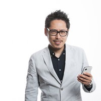スマホ片手にプレゼンをはじめる代理店の写真
