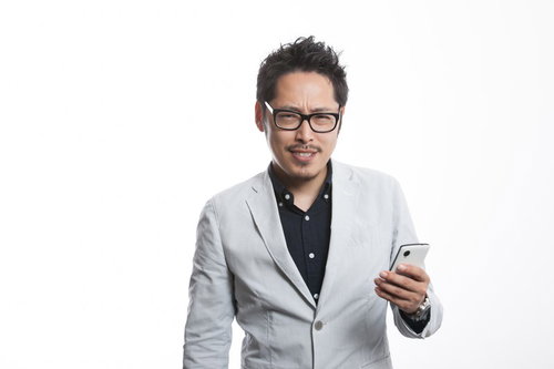 スマホ片手にプレゼンをはじめる代理店