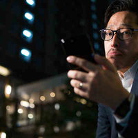 飲み過ぎて終電を逃した部長の写真