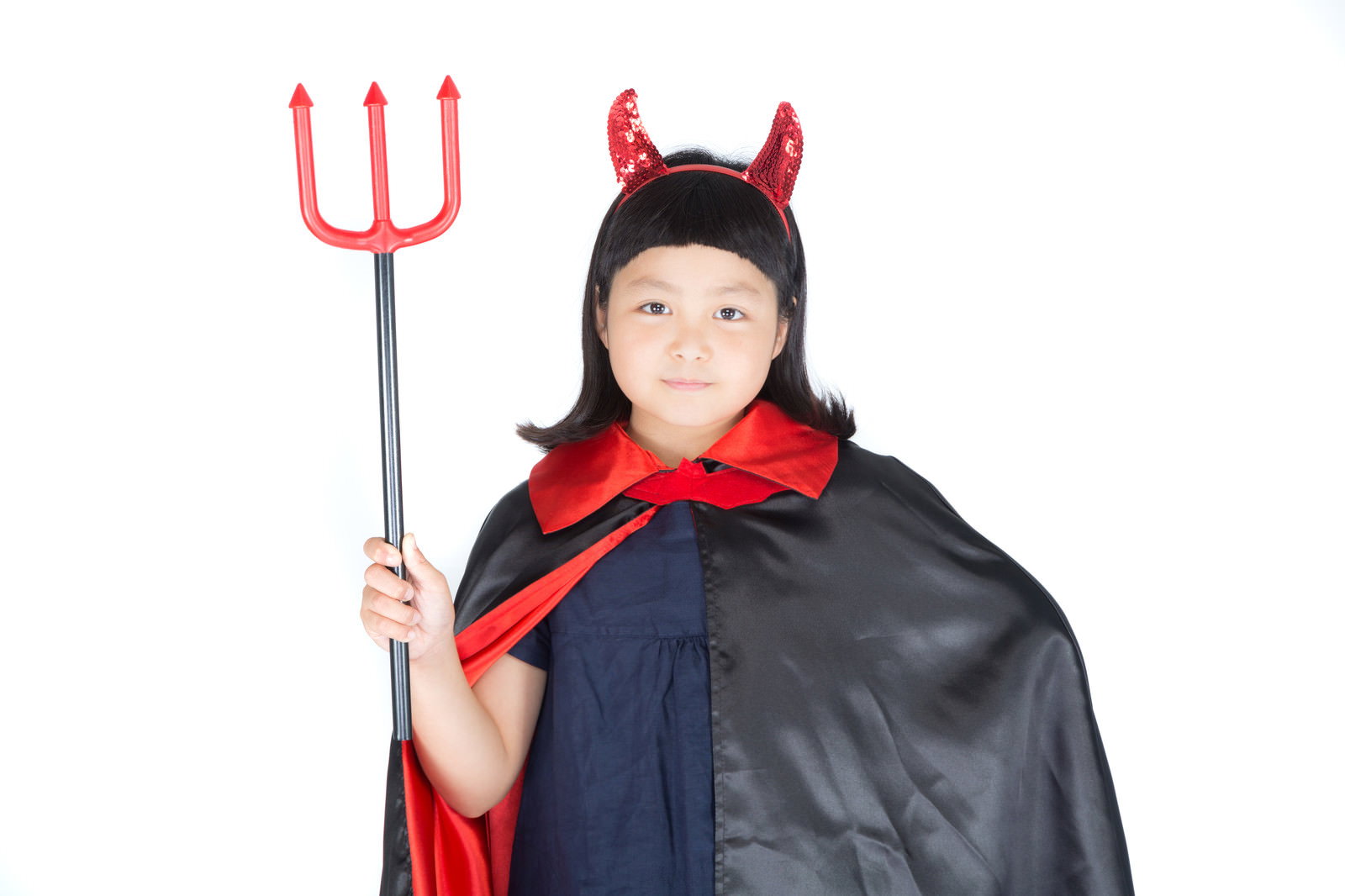 赤いスパンコール角カチューシャと黒いケープを着用し、赤いピッチフォークを持つ女の子のハロウィン悪魔コスプレ［モデル：ゆうき］